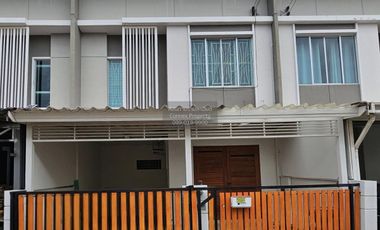 À vendre 4 chambres maison de ville à Krathum Baen, Samut Sakhon