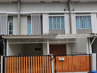 À vendre 4 chambres maison de ville à Krathum Baen, Samut Sakhon