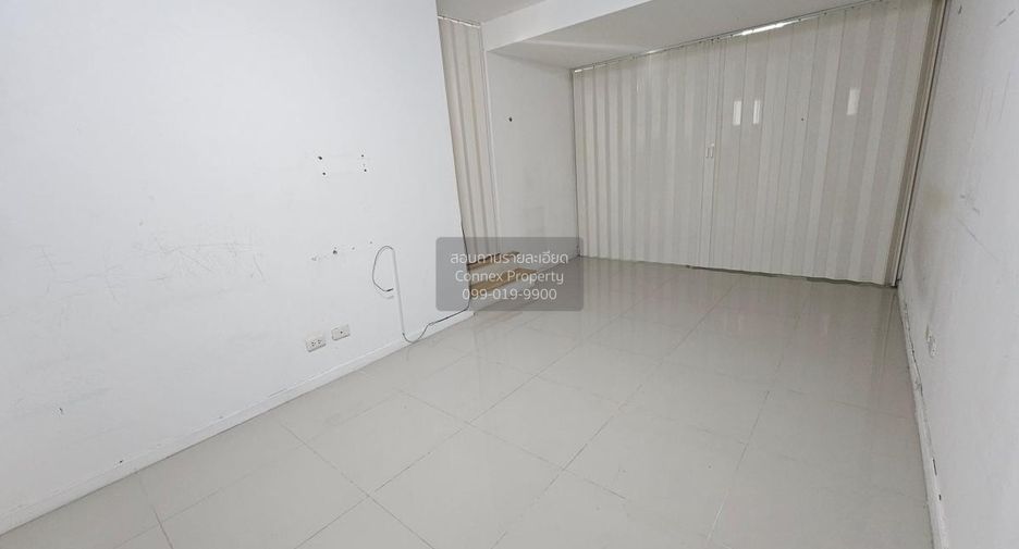 À vendre 4 chambres maison de ville à Krathum Baen, Samut Sakhon