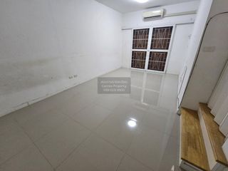 À vendre 4 chambres maison de ville à Krathum Baen, Samut Sakhon
