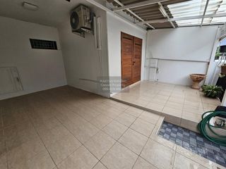 À vendre 4 chambres maison de ville à Krathum Baen, Samut Sakhon