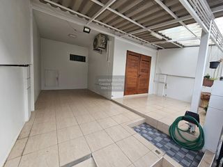 À vendre 4 chambres maison de ville à Krathum Baen, Samut Sakhon