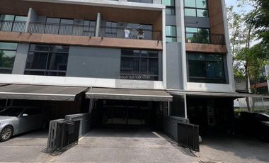 À vendre 6 chambres maison de ville à Yan Nawa, Bangkok