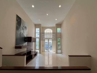 Casa adosada en venta de 3 habitaciones en Bang Lamung, Chonburi