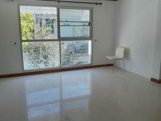 Casa adosada en venta de 8 habitaciones en Huai Khwang, Bangkok