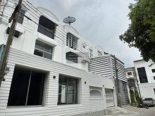 Casa adosada en venta de 8 habitaciones en Huai Khwang, Bangkok
