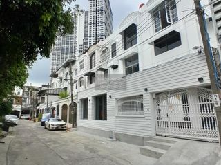Casa adosada en venta de 8 habitaciones en Huai Khwang, Bangkok