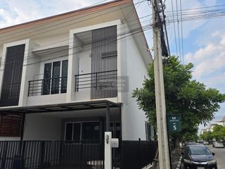 Casa adosada en venta de 3 habitaciones en Bang Khae, Bangkok