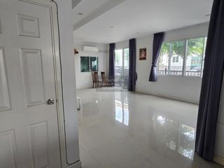 Casa adosada en venta de 3 habitaciones en Bang Khae, Bangkok