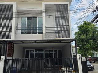 Casa adosada en venta de 3 habitaciones en Bang Khae, Bangkok