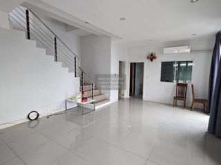 Casa adosada en venta de 3 habitaciones en Bang Khae, Bangkok