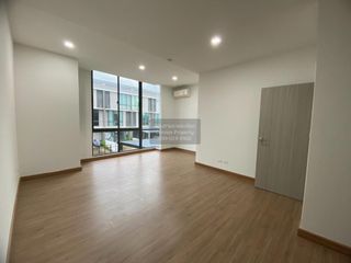 Casa adosada en venta de 3 habitaciones en Lat Krabang, Bangkok