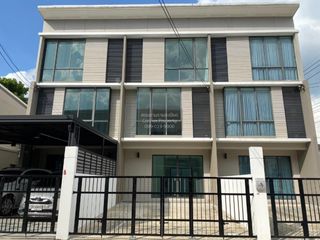 Casa adosada en venta de 3 habitaciones en Lat Krabang, Bangkok