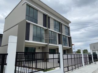 Casa adosada en venta de 3 habitaciones en Lat Krabang, Bangkok
