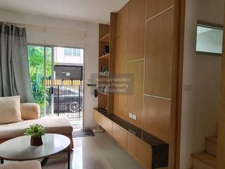 Casa adosada en venta de 3 habitaciones en Khlong Sam Wa, Bangkok