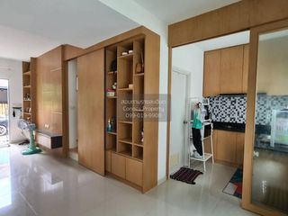 Casa adosada en venta de 3 habitaciones en Khlong Sam Wa, Bangkok