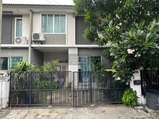 Casa adosada en venta de 3 habitaciones en Khlong Sam Wa, Bangkok
