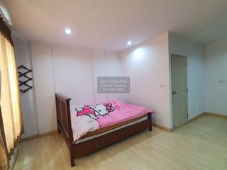 Casa adosada en venta de 3 habitaciones en Lat Phrao, Bangkok