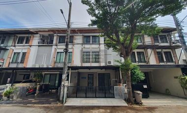 For sale 3 bedrooms townhouse in Lat Phrao, Bangkok