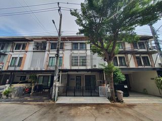 Casa adosada en venta de 3 habitaciones en Lat Phrao, Bangkok