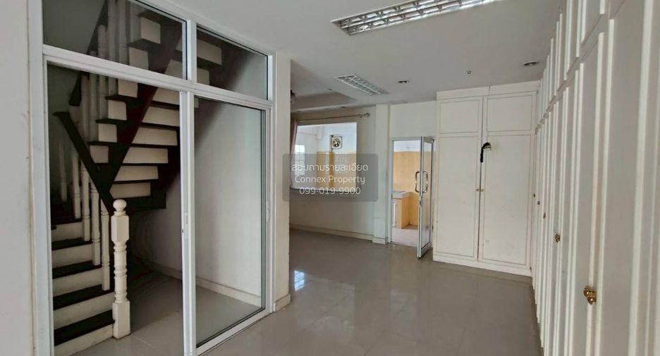Casa adosada en venta de 4 habitaciones en Wang Thonglang, Bangkok