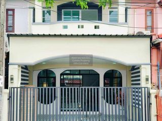 Casa adosada en venta de 3 habitaciones en Khlong Sam Wa, Bangkok