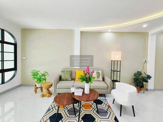 Casa adosada en venta de 3 habitaciones en Khlong Sam Wa, Bangkok