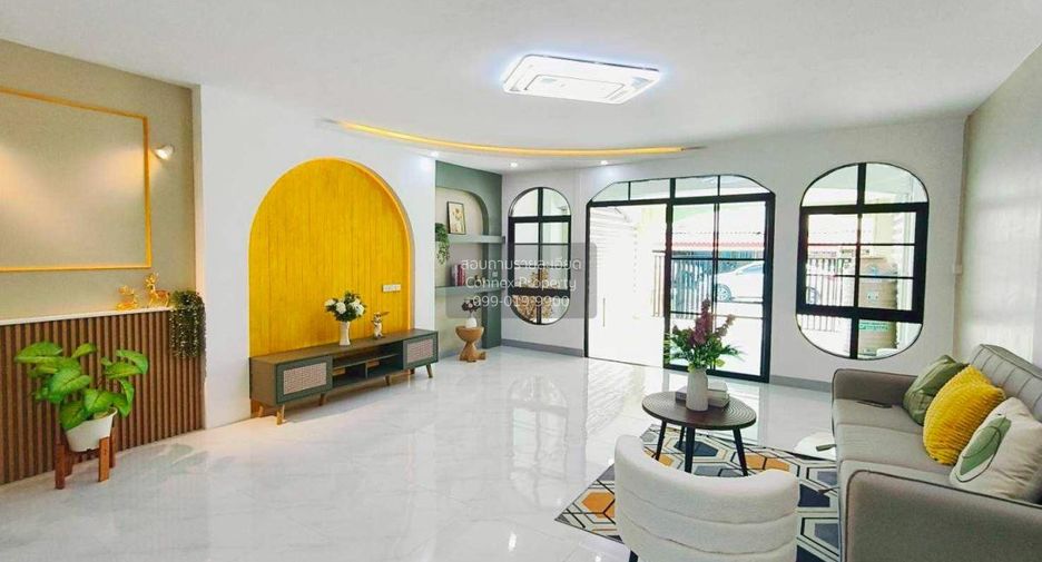 Casa adosada en venta de 3 habitaciones en Khlong Sam Wa, Bangkok