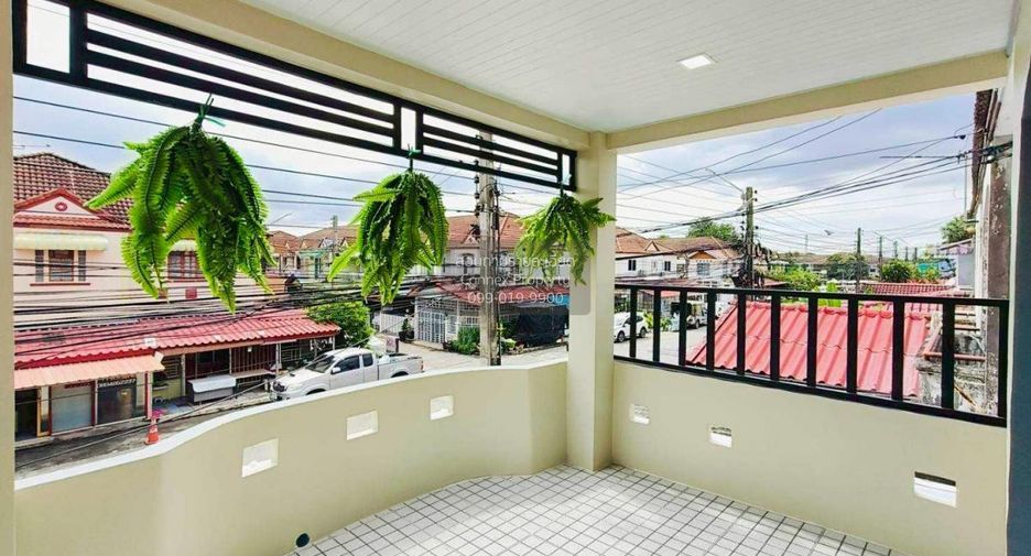 Casa adosada en venta de 3 habitaciones en Khlong Sam Wa, Bangkok