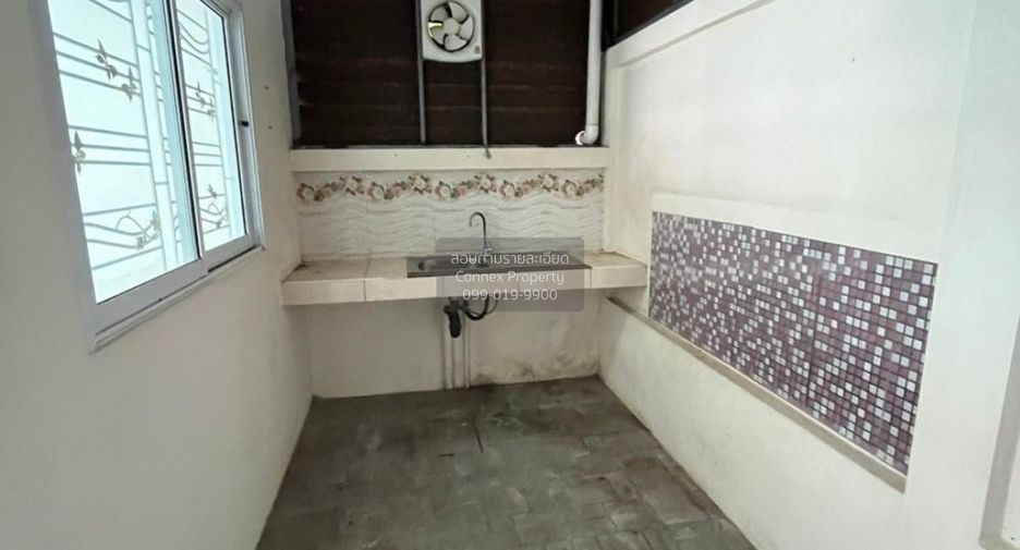 For sale 3 ベッドルーム townhouse in Pluak Daeng, Rayong