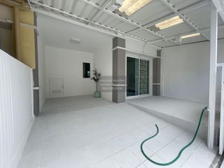 Casa adosada en venta de 3 habitaciones en Bang Khun Thian, Bangkok