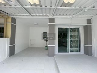 Casa adosada en venta de 3 habitaciones en Bang Khun Thian, Bangkok