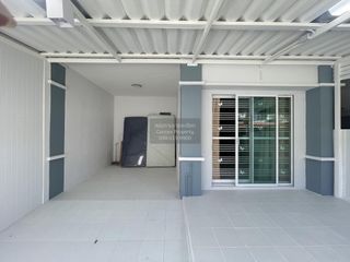 Casa adosada en venta de 3 habitaciones en Bang Khun Thian, Bangkok