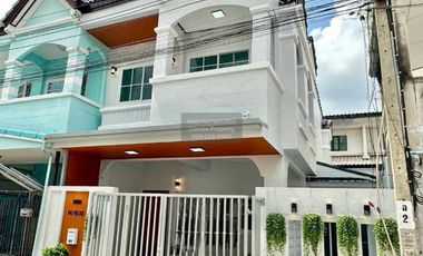 Casa adosada en venta de 4 habitaciones en Bang Bua Thong, Nonthaburi
