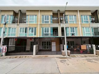 Casa adosada en venta de 3 habitaciones en Bang Phli, Samut Prakan