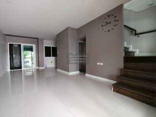 Casa adosada en venta de 3 habitaciones en Bang Phli, Samut Prakan