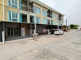 Casa adosada en venta de 3 habitaciones en Bang Phli, Samut Prakan