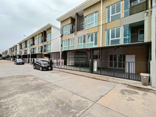 Casa adosada en venta de 3 habitaciones en Bang Phli, Samut Prakan