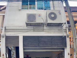 Casa adosada en venta de 2 habitaciones en Huai Khwang, Bangkok