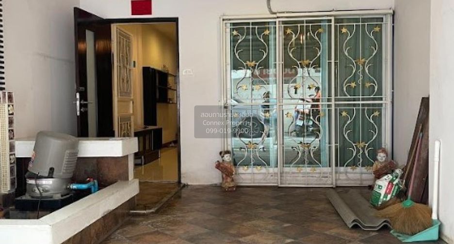 Casa adosada en venta de 2 habitaciones en Huai Khwang, Bangkok