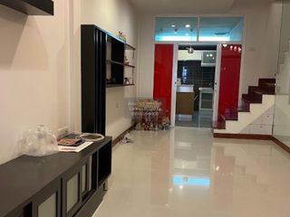 Casa adosada en venta de 2 habitaciones en Huai Khwang, Bangkok