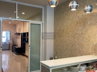 Casa adosada en venta de 2 habitaciones en Huai Khwang, Bangkok
