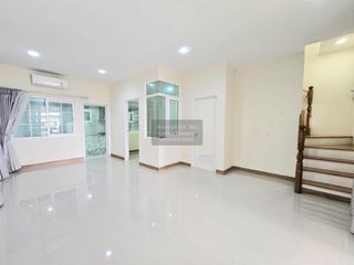 Casa adosada en venta de 5 habitaciones en Bueng Kum, Bangkok