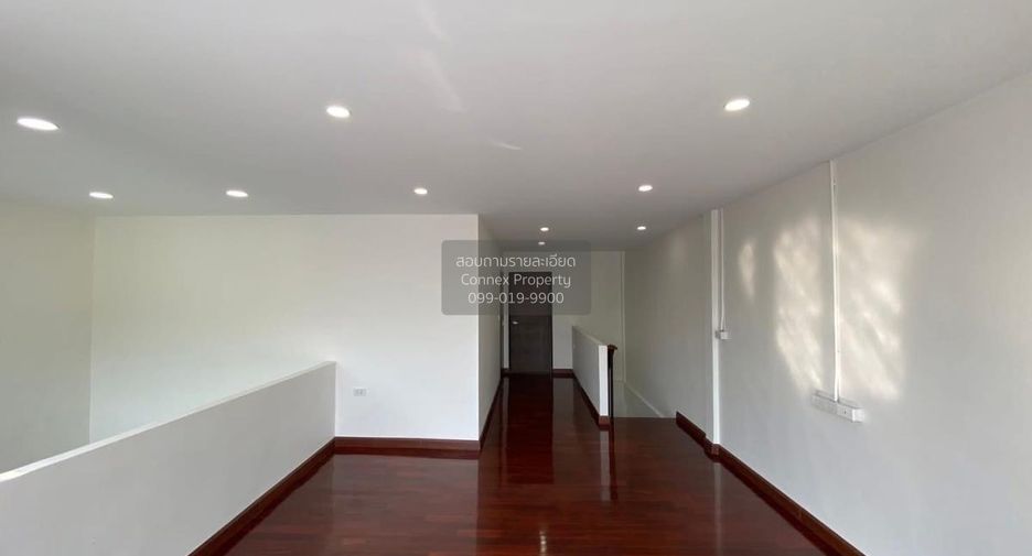 À vendre 2 chambres maison de ville à Lat Phrao, Bangkok