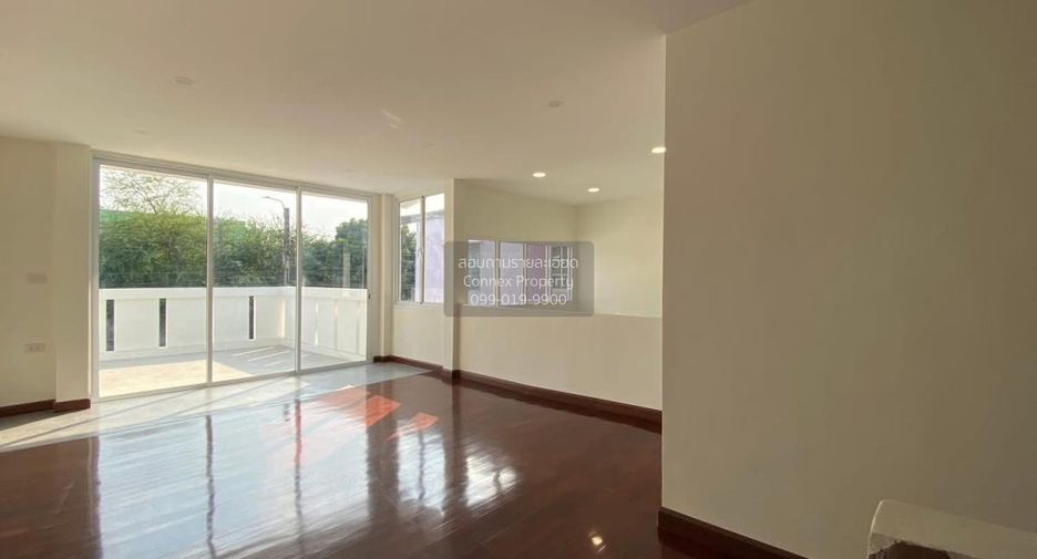 À vendre 2 chambres maison de ville à Lat Phrao, Bangkok