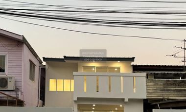 À vendre 2 chambres maison de ville à Lat Phrao, Bangkok
