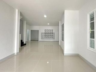 Casa adosada en venta de 3 habitaciones en Mueang Pathum Thani, Pathum Thani