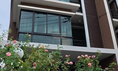 Casa adosada en venta de 4 habitaciones en Khan Na Yao, Bangkok