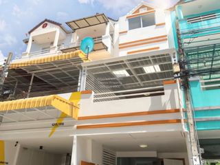 Casa adosada en venta de 5 habitaciones en Wang Thonglang, Bangkok