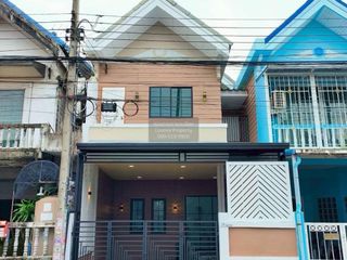 Casa adosada en venta de 4 habitaciones en Bang Khen, Bangkok